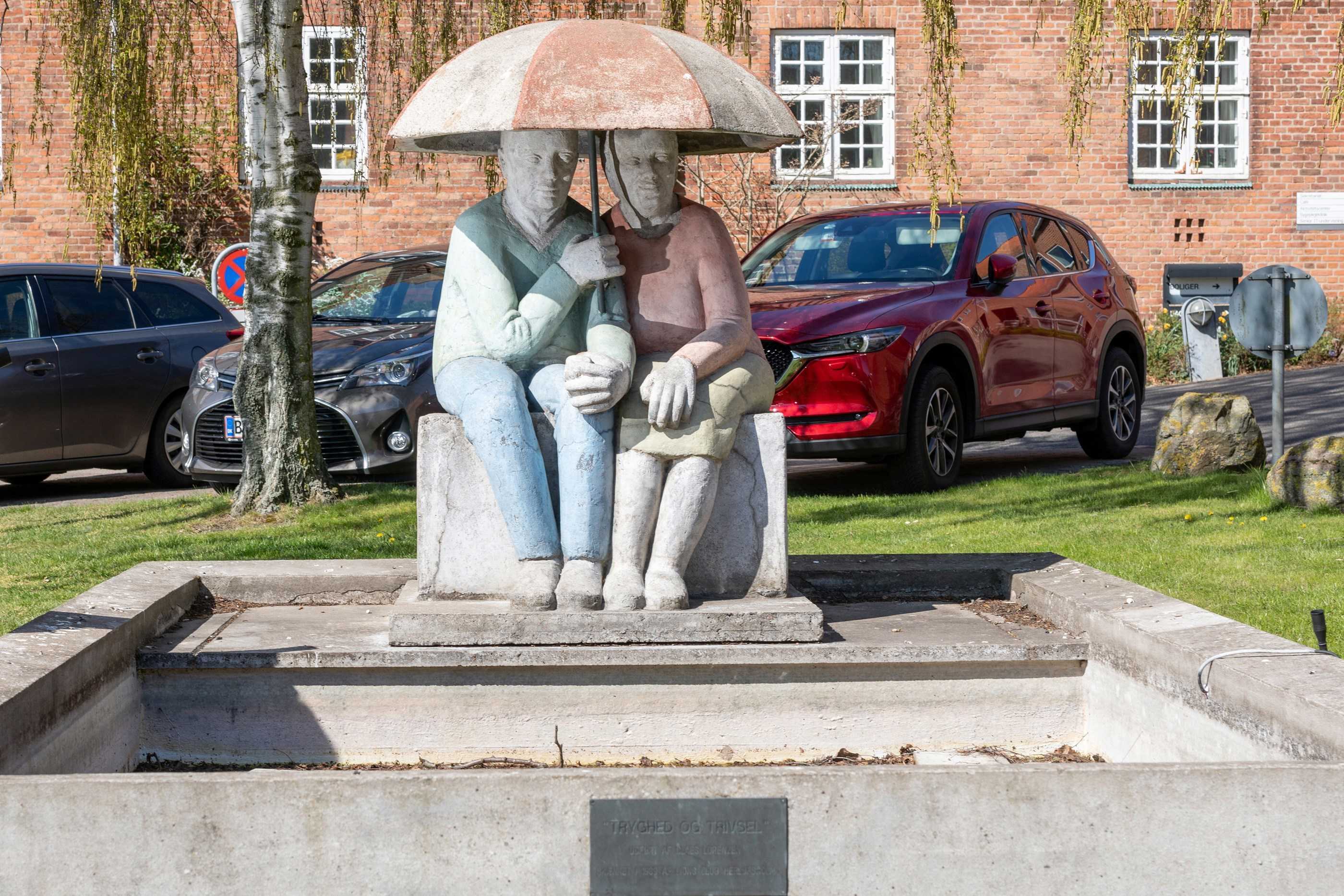 Statue af to ældre mennesker foran Munkebo